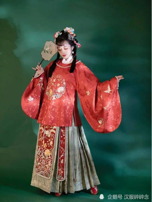 明制汉服穿起来不显端庄?可能不是你的问题,该注意一下放量了!