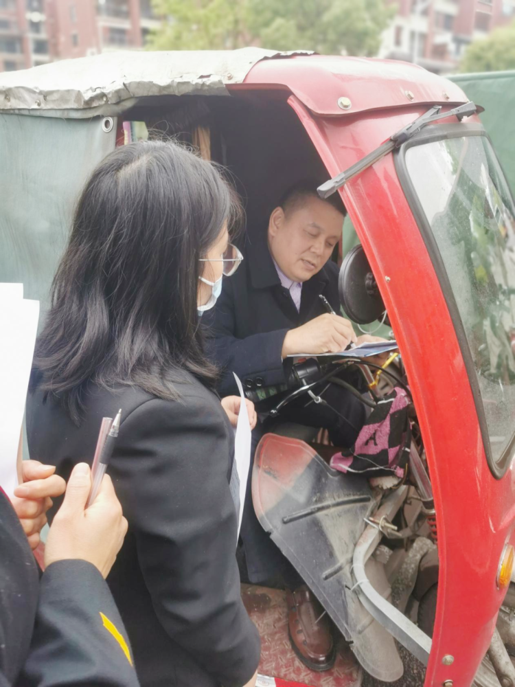 证人行动不便开州法官把庭审调查取证搬到三轮车旁