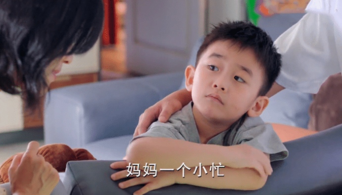 4,姜瑞霖饰演李非凡家庭条件不好的李非凡从小就非常懂事,在别的小