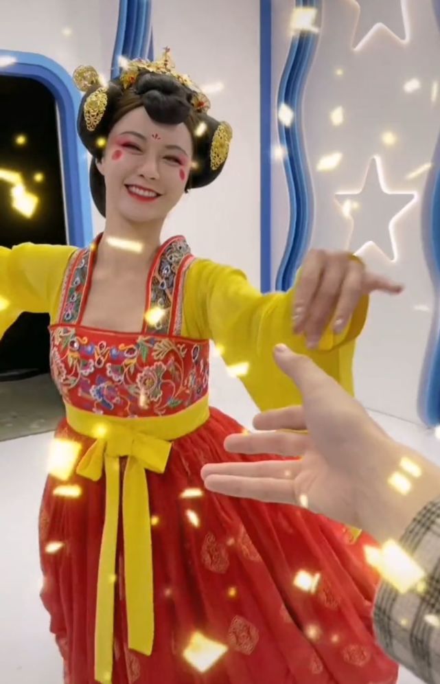 主持人沈梦辰扮演不倒翁卧蚕画得像毛毛虫被质疑不像本人