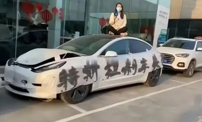 白衣女子大闹车展被带走!特斯拉:不是你们想的那样