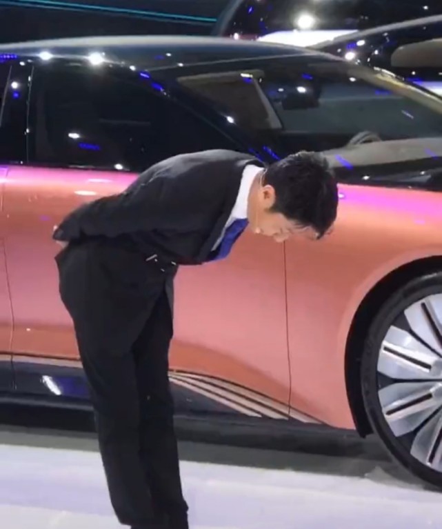 感受到他的主持功底还是很好,不但声音浑厚底气十足而且体态很绅士