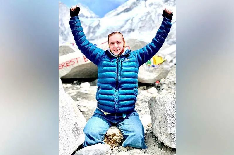 哈萨克斯坦无腿女孩成功登上珠峰大本营