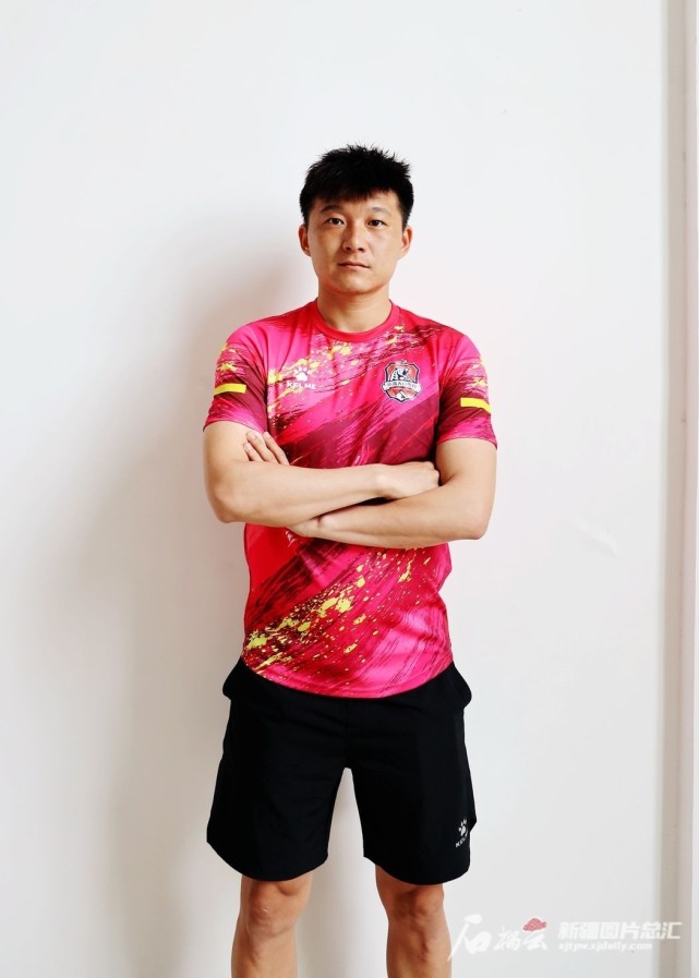新疆天山雪豹足球队主力后卫球员张奥展示新战袍.