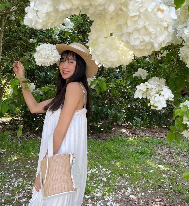 美女名记周玲安晒照身材太炸裂光脚嘟嘴尽显少女范