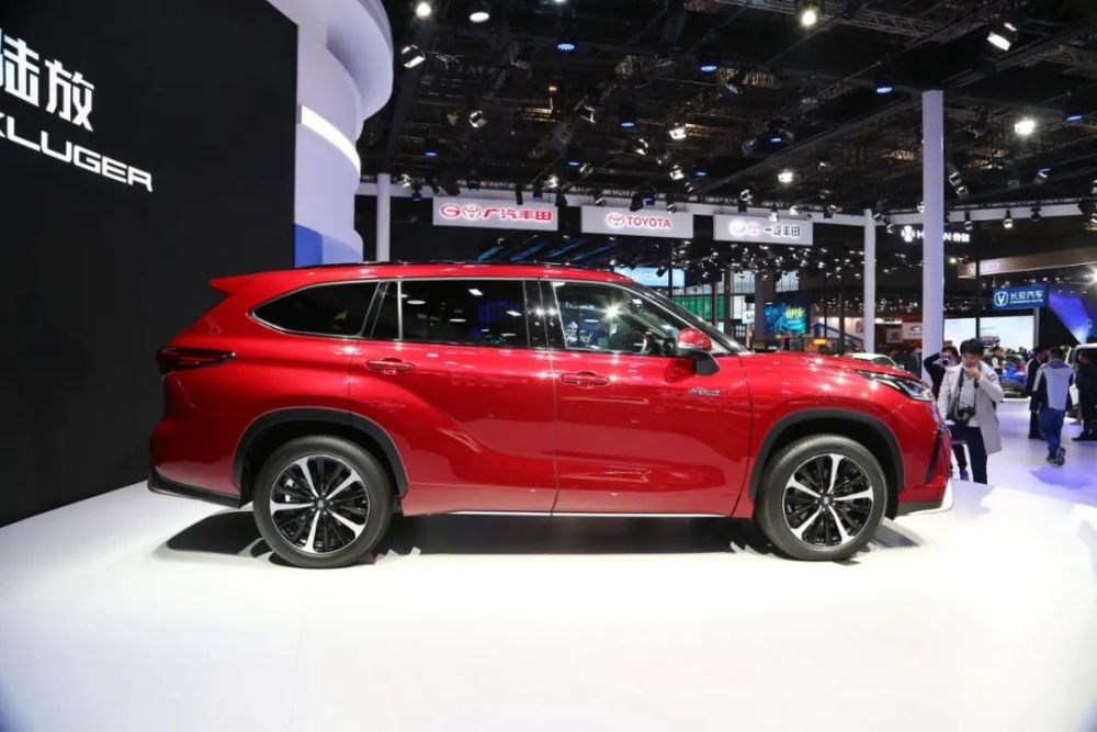 运动造型7座布局一汽丰田皇冠路放实拍图解