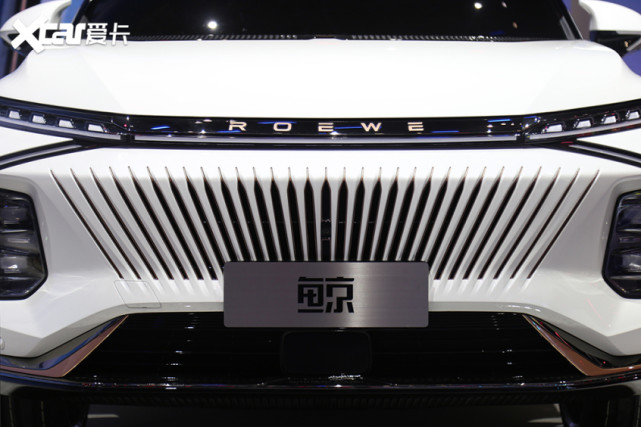 荣威的盾形车标并没有出现在前进气格栅上,而是使用英文名称代替,这