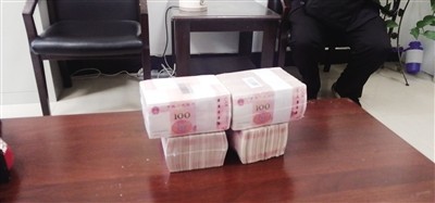 客户40万现金遗落在出租车上西安的哥完璧归赵