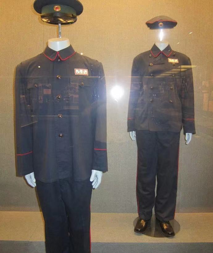 1955年12月21日,公安部《关于自1956年起实行人民警察新式服装装备