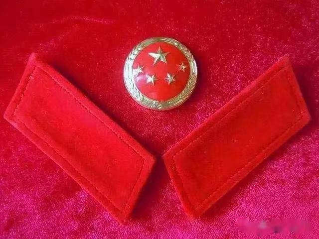 同时,帽子也由原先的大檐帽变成了软帽,上帽徽外圈的光芒没有了