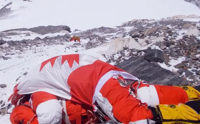 珠峰睡美人冰冻9年百人路过无视只有一人做了件傻事