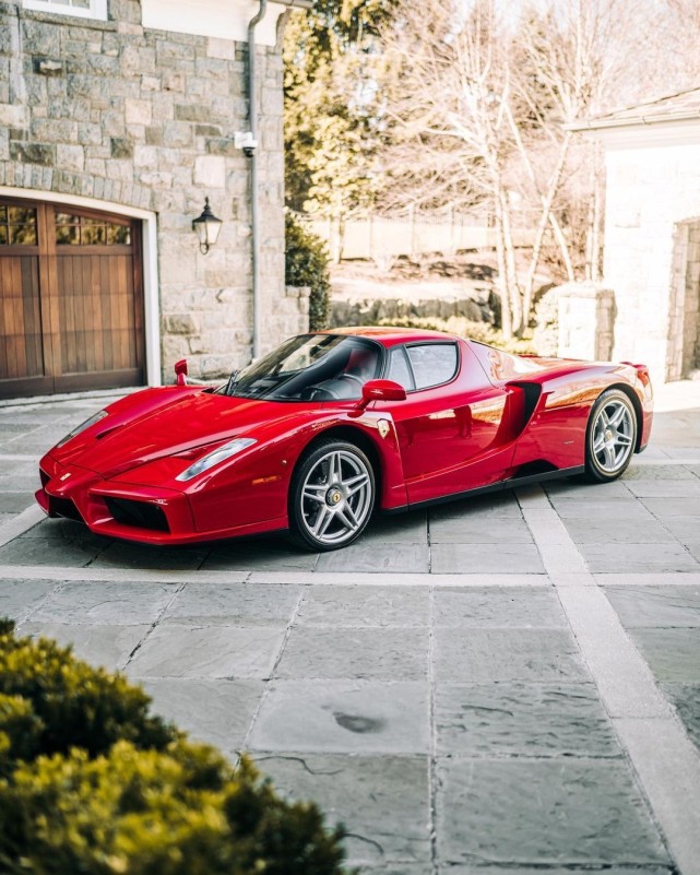 作为法拉利f50的替代品,enzo于2002年制