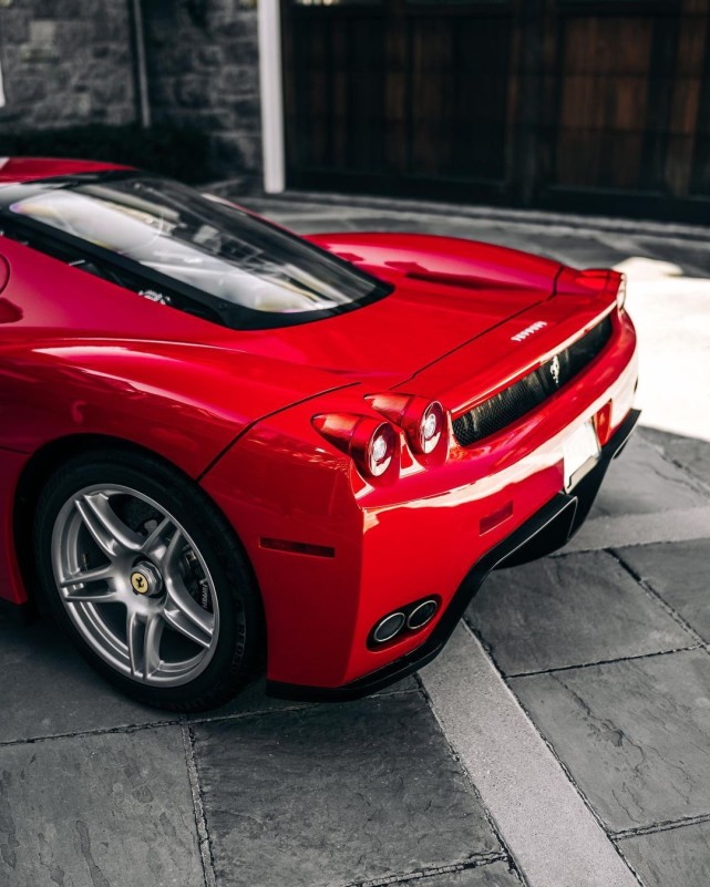 作为法拉利f50的替代品,enzo于2002年制