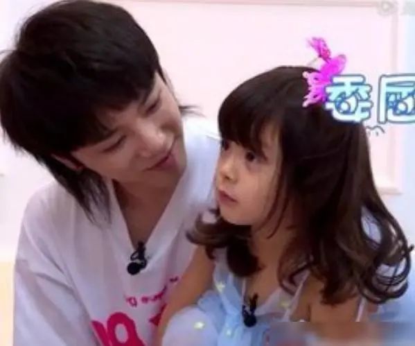 叹为观止华晨宇给2岁闺女梳头发动作轻柔小心翼翼比张碧晨更有耐心