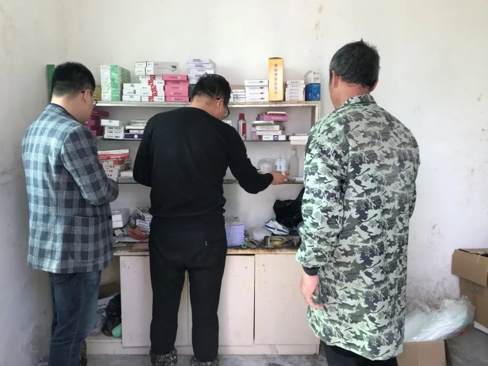 近日,苍南县农业综合行政执法队对养殖场巡查时发现一生猪养殖场药房