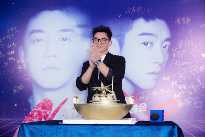 郑恺火凤祥举行生日会,爆出年度"大秘密"