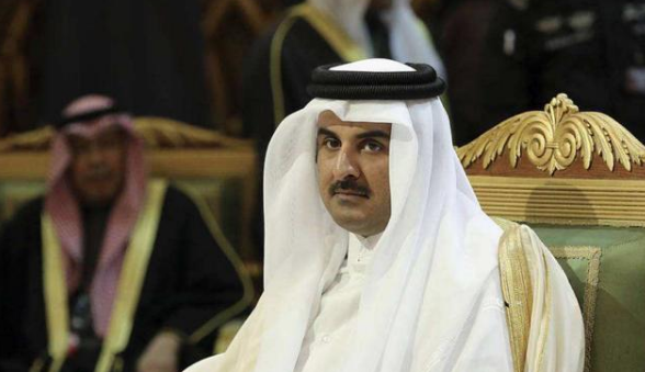 老国王外出度假,付钱时发现账户被冻结,接到儿子电话:我登基了|哈马德