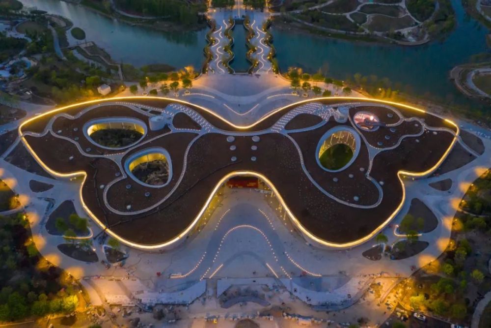 夜晚灯光下,复兴馆的轮廓清晰展现,场馆通体璀璨,美轮美奂.