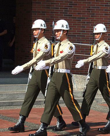 今天的台湾宪兵已经沦落为类似仪仗队的存在,在当年可是制造了"白色