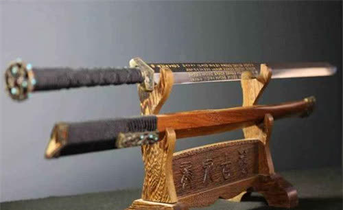 汉成帝时期,朱云上书云:"臣愿赐尚方斩马剑,断佞臣一人以厉其余.