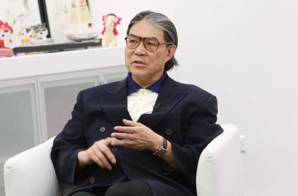 郭晶晶公公罕露面75岁霍震霆独自逛平价店头发斑白穿着朴素