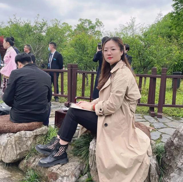 靳慧慧,虽然是一位80后美女书法家,但是书法非常老到,同时也是一位