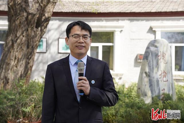 图为宣化二中校长孙永青接受采访.郭明明摄