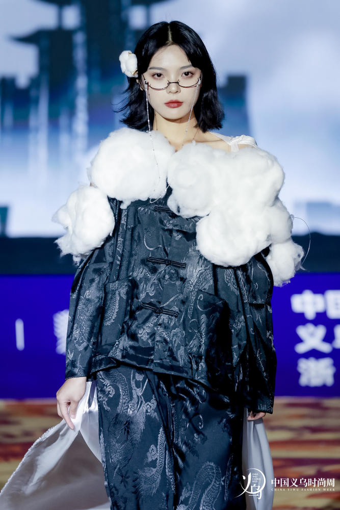 古阿新云起时时装秀助力首届中国义乌时尚周发布会
