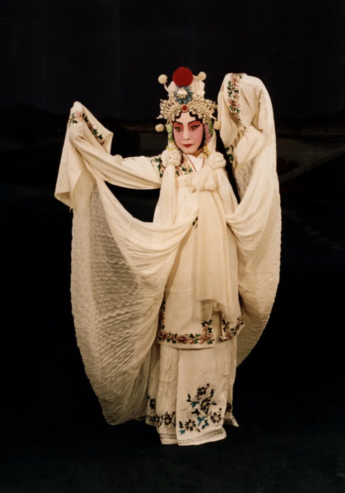 杜近芳除了整理上演许多传统戏以外,还创演了《白蛇传》《柳荫记》