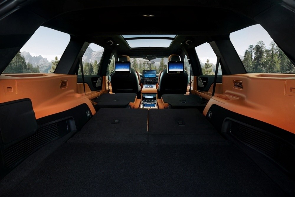 步入全新林肯飞行家车内,同级独有的六座空间以及3种不同的座椅布局