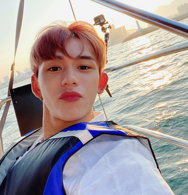 男士戴耳钉不能录节目看到黄旭熙的操作一般人可想不到