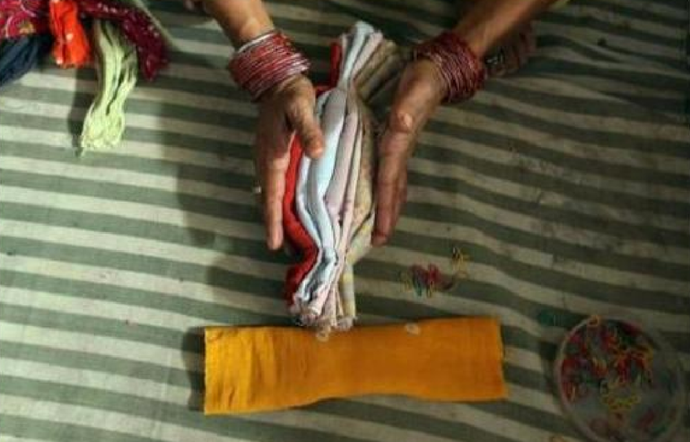 体贴媳妇的年轻印度小伙为妻子购买了卫生巾后,家庭便陷入了经济危机
