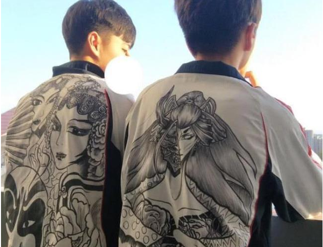 学生"手绘校服"走红,文科生与理科生各有千秋,美术生惊艳全场_腾讯
