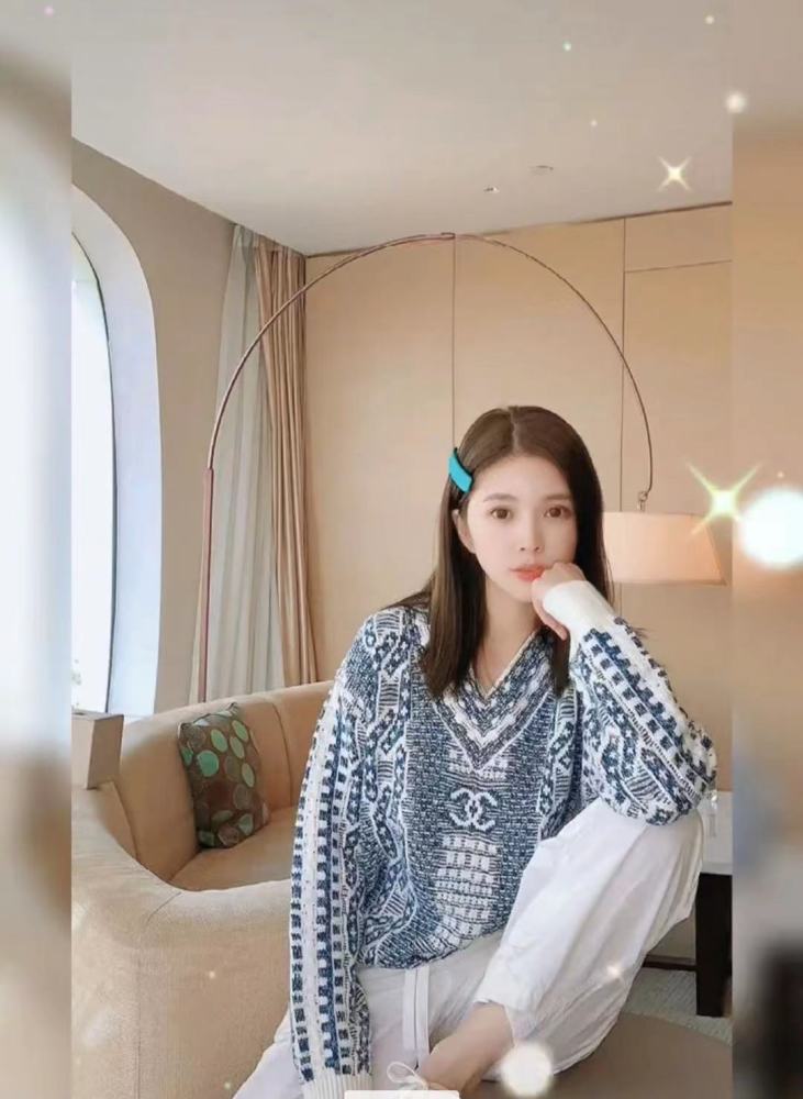 王灿晒坐月子照片小腹已恢复平坦透露生产前一天吃火锅女儿性格火爆