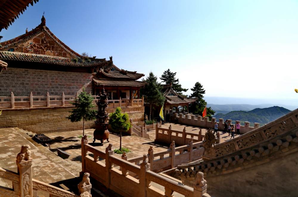 鼓楼等多个庙宇建筑有大雄宝殿,千佛殿,凌空塔建筑宏伟是崆峒山佛教最