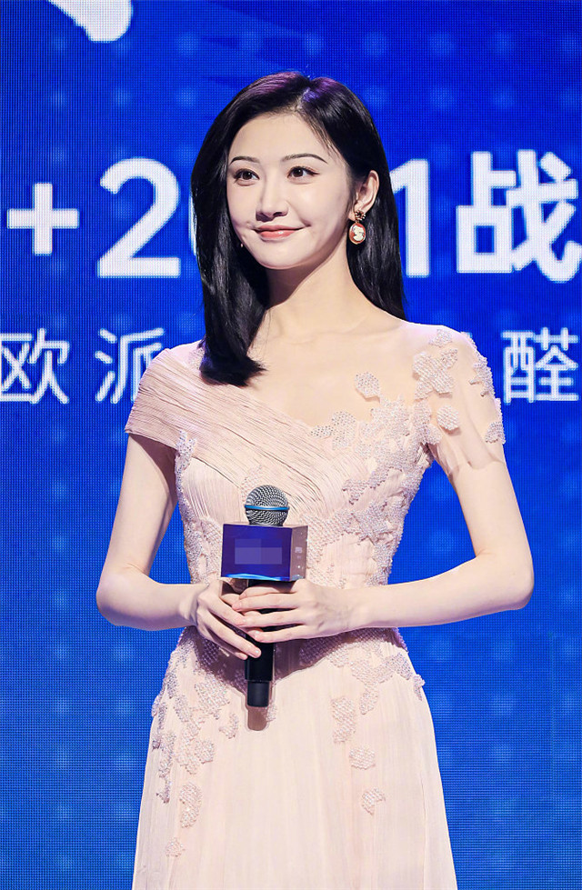 司藤景甜穿樱花粉裙参加活动笑容甜美显气质