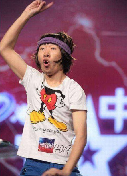 2010年,杨迪参加了《中国达人秀》,他将"旁若无人,死不要脸" 的表演