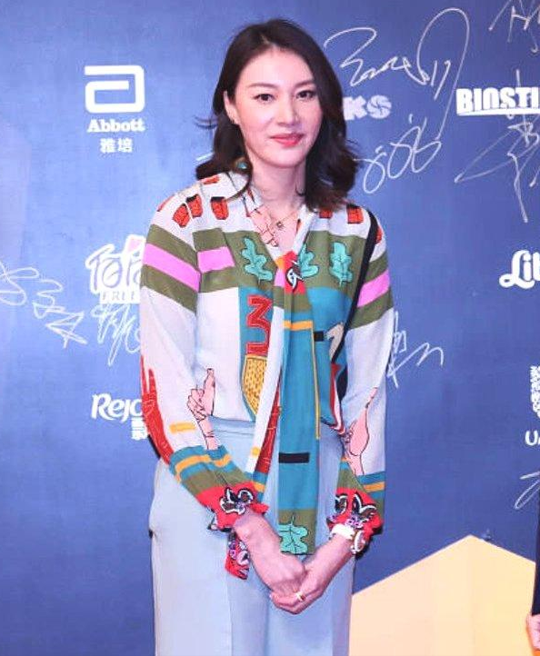 谢杏芳衣品真高印花衬衫配西装裤飒爽干练178cm身材不输超模