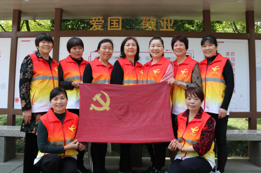 114240颗珠子 一面党旗九份情