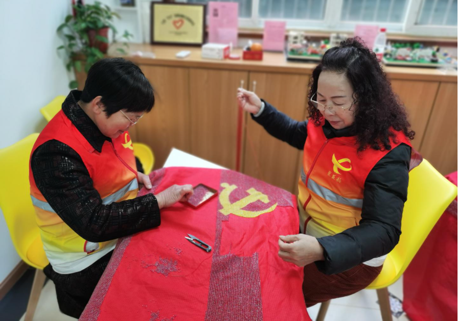 114240颗珠子 一面党旗九份情