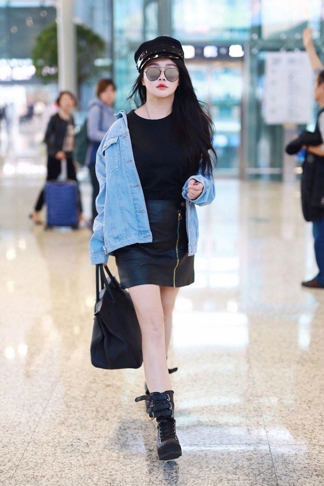 冉莹颖真的好会抢镜,穿运动风服装也能秀身材,小腿肉肉的像豆腐