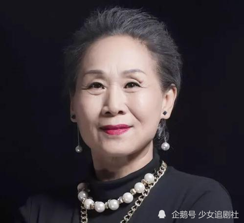 她在60岁的年纪才迈入演艺圈,受年龄所限,只能出演一些老太太的形象