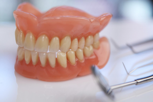 例如有些因为外力导致门牙缺失的年轻人就会选择活动义齿,可以作为