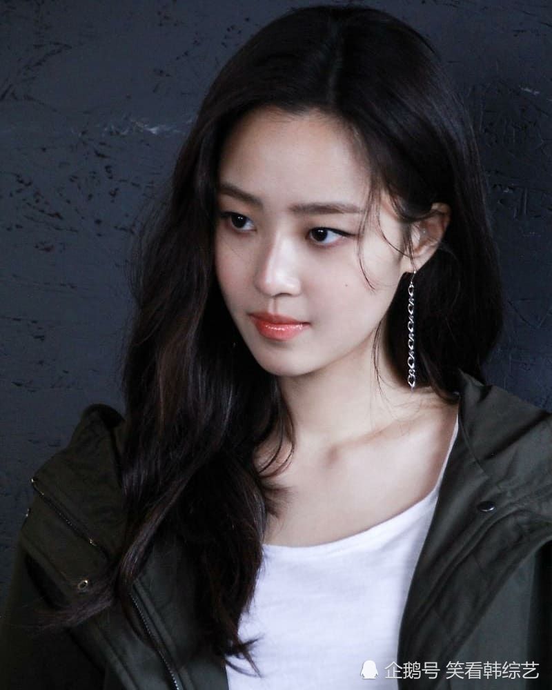 sbs《顶楼2》第一季中饰演"夏恩星"一角,结束首部电视剧出道仪式,成为