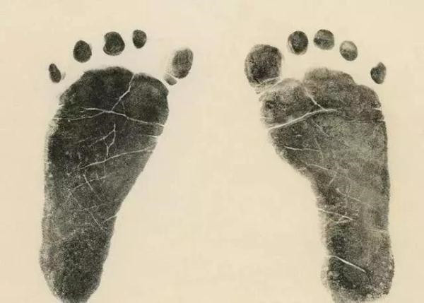 警方进一步勘察发现房间里有一枚男性赤足足迹,这枚足印的主人会不会