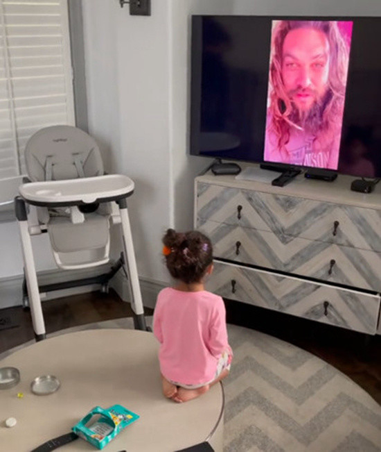 他邀请了"海王"杰森·莫玛和女儿视频通话,为tia送上生日祝福