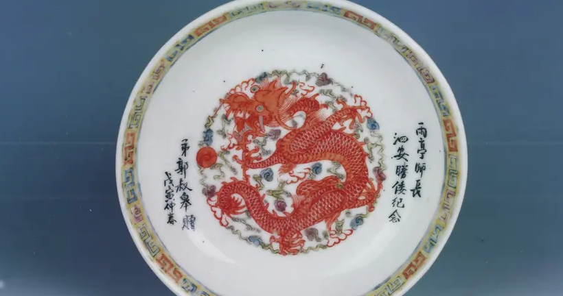 江西出土1500年前古墓,发现两件瓷器,专家看后变脸,气得当场摔碎