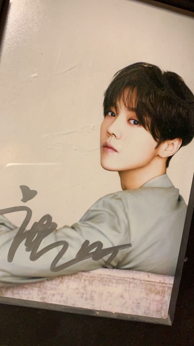 传鹿晗关晓彤疑去年已分手,偶遇者晒两人亲笔签名辟谣,两人一起吃饭很