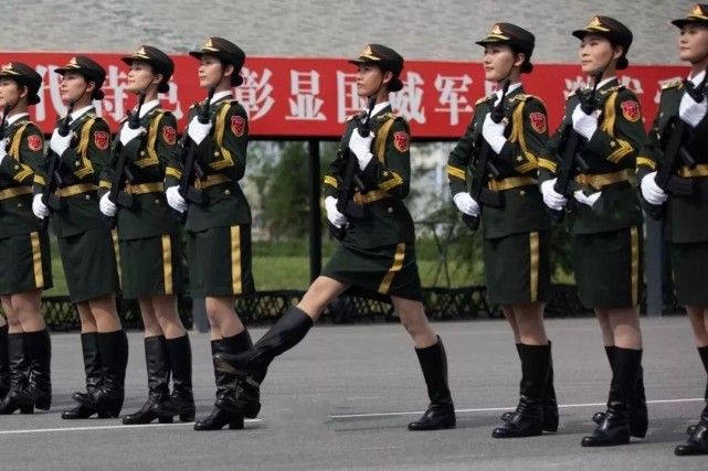 女兵阅兵时都会穿丝袜?看到我国的这个做法,网友:太贴心了