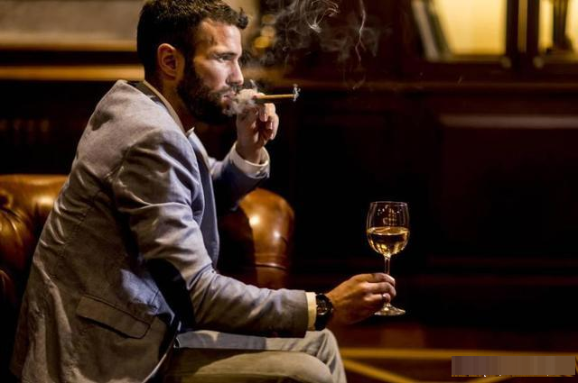 有那么一句话:没有女人能抗拒得了抽雪茄喝红酒的男人